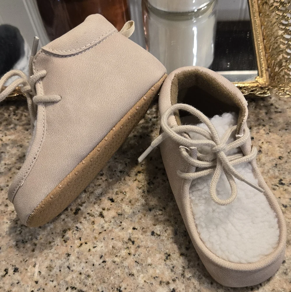NWOT Old Navy Beige Suede and White Sherpa Baby Boot Shoe 18-24 Months